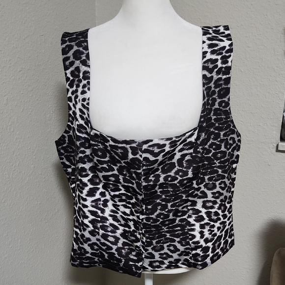 Kaiia Tops - Kaiia exclusive square neck top in leopard print